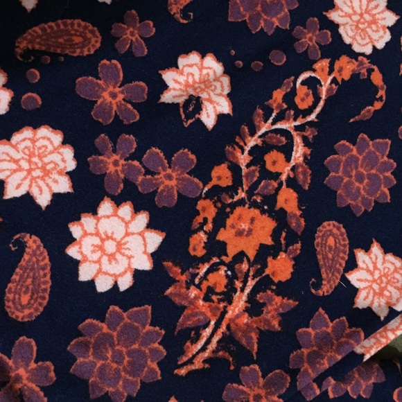 SOLD.     TC Leggings - Picture 2 of 4